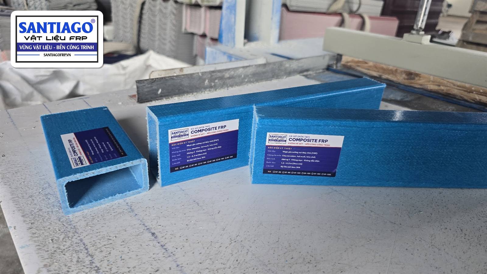 Ba cây xà gồ hộp composite màu xanh có nhãn kỹ thuật