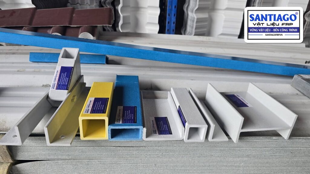 Các loại thanh composite FRP: hộp, U, góc, I xếp hàng