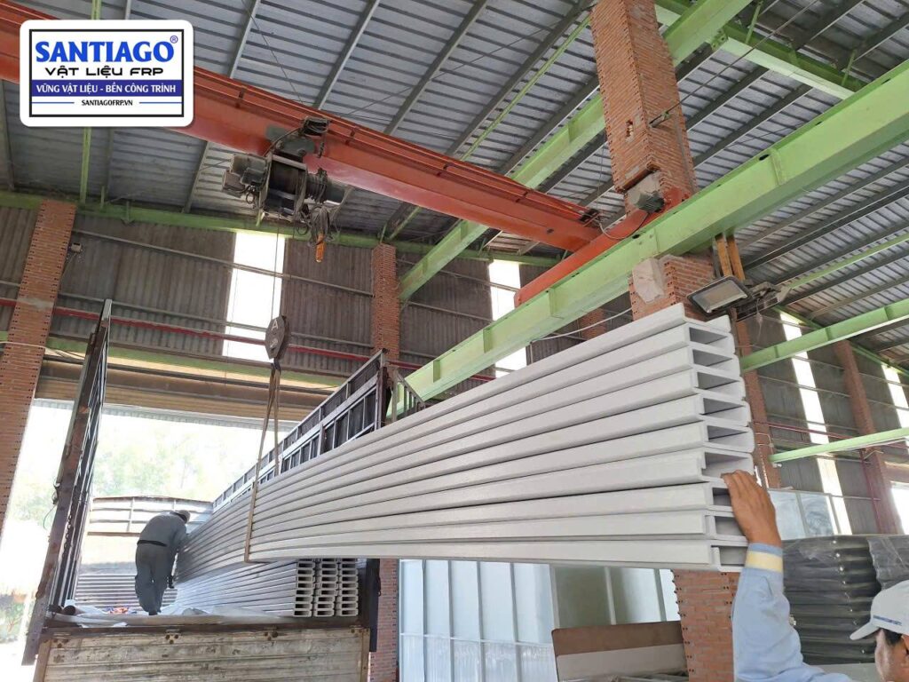 Cẩu bó thanh FRP lên xe tải, ảnh thực tế
