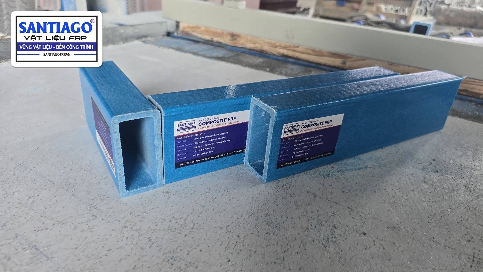 Hai thanh xà gồ hộp composite màu xanh có nhãn Santiago FRP