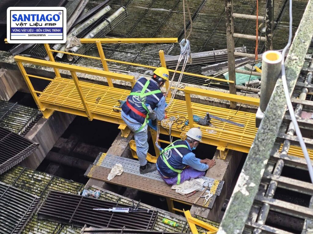 Thợ lắp sàn grating FRP màu vàng tại công trình