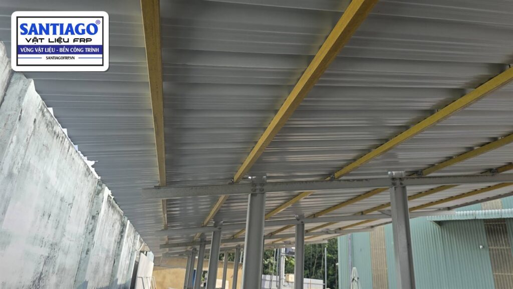 Hàng xà gồ composite FRP nằm giữa khung và tấm lợp, ảnh thực tế