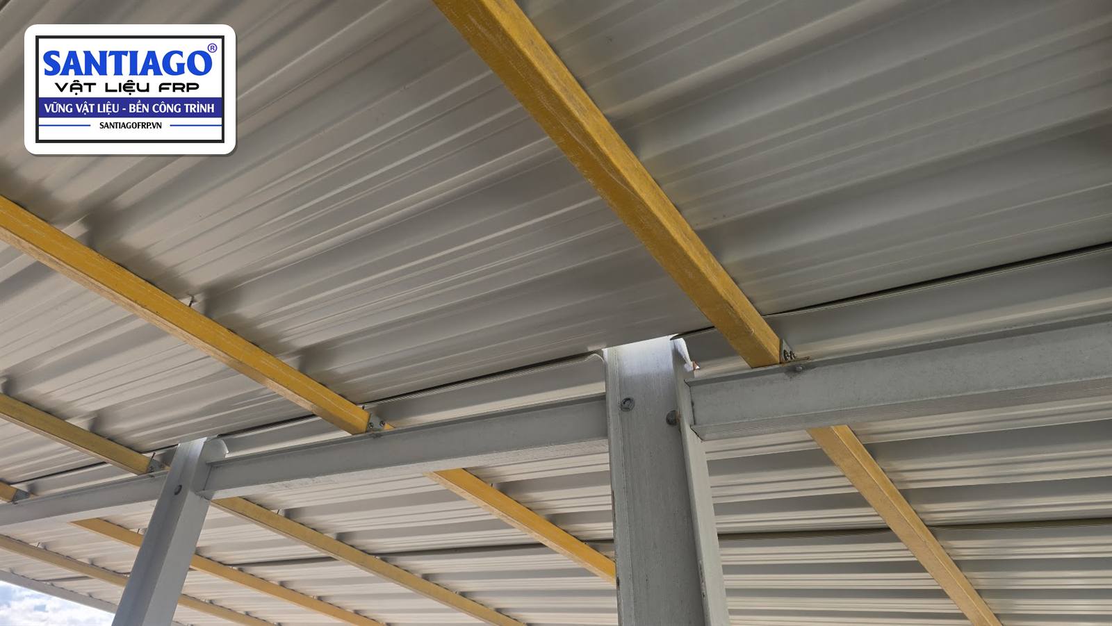 Xà gồ composite FRP gác trên dầm khung, nhìn từ dưới mái, ảnh thực tế