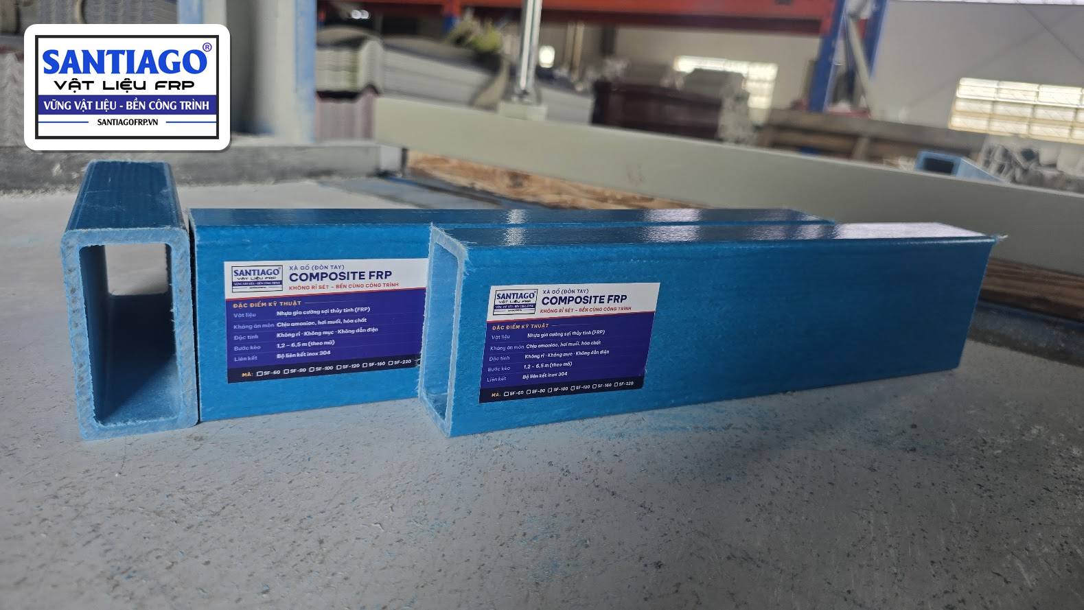 Hai thanh xà gồ hộp composite đặt cạnh nhau, thấy rõ mặt cắt đầu cây