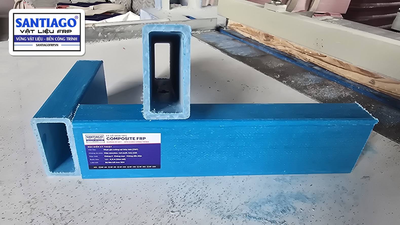 Nhãn đặc điểm kỹ thuật Santiago FRP dán trên thân xà gồ composite