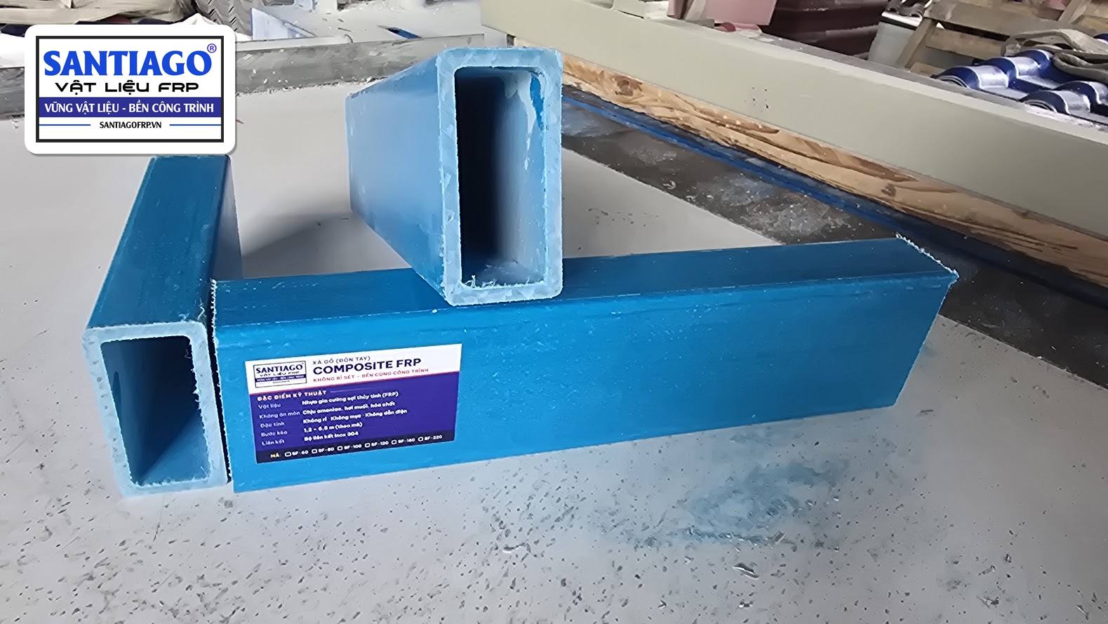Mặt cắt đầu xà gồ hộp composite dựng đứng, thấy rõ độ dày vách