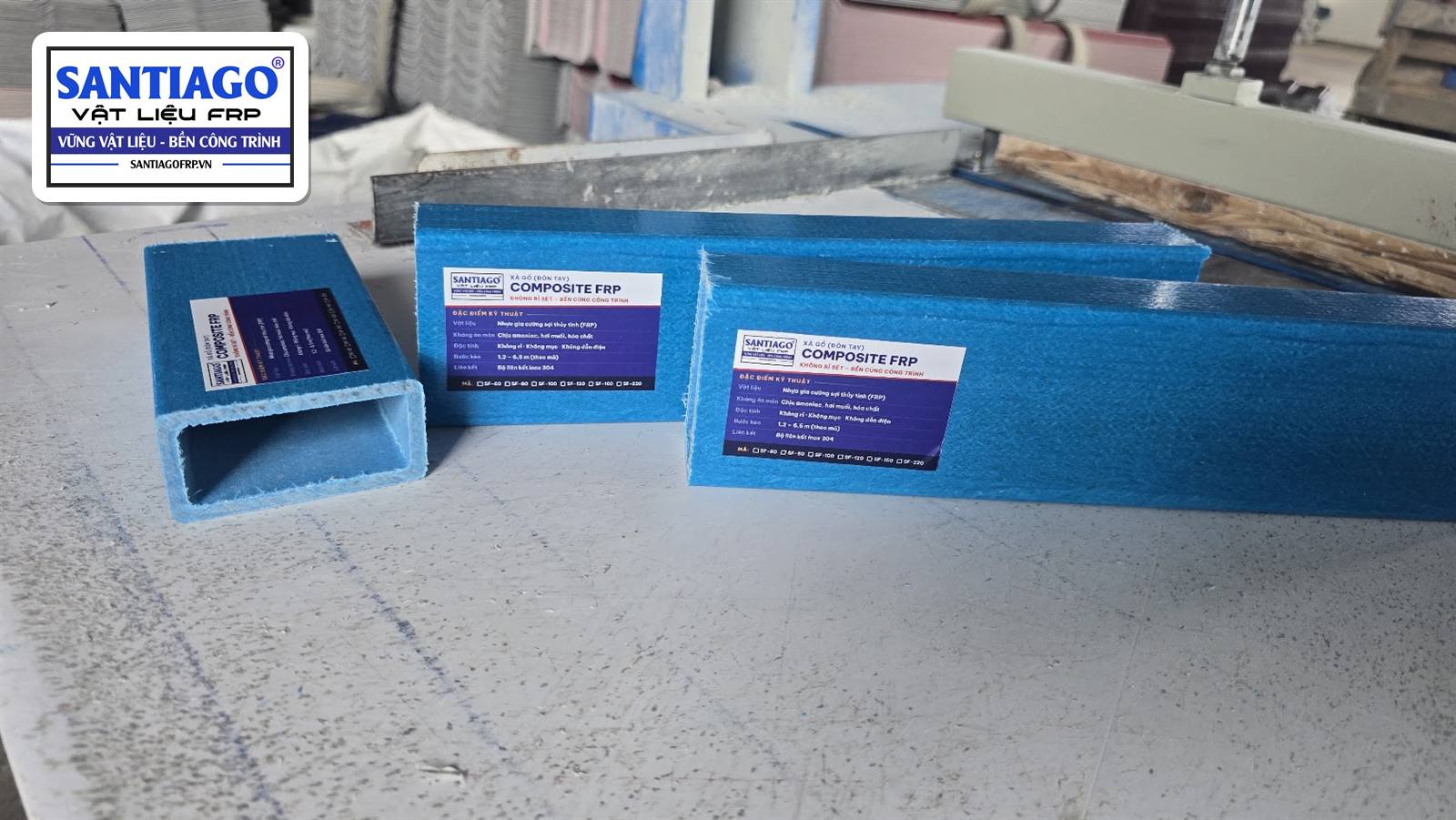 Ba thanh xà gồ hộp composite màu xanh có nhãn đặc điểm kỹ thuật