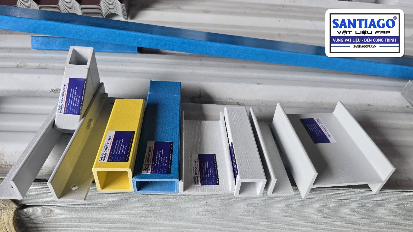 Các loại thanh định hình composite FRP: hộp, U, góc xếp cạnh nhau