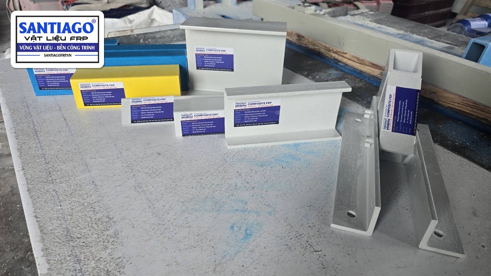 Các thanh xà gồ hộp composite và bát liên kết FRP đã khoan lỗ