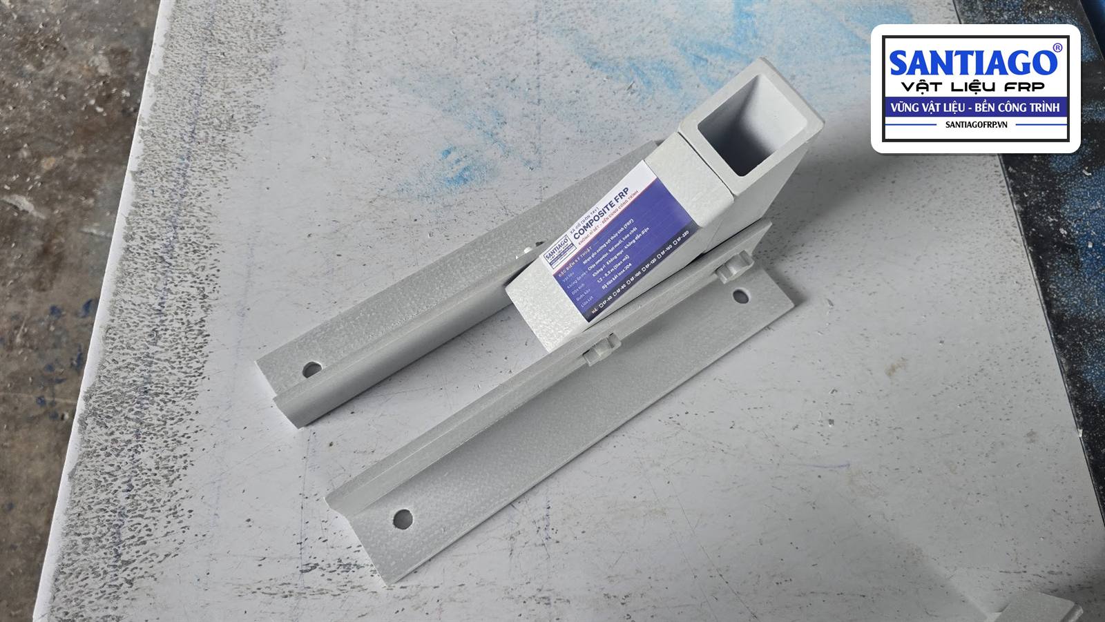 Đoạn xà gồ hộp composite gắn trên bát góc FRP đã khoan lỗ bắt bu lông