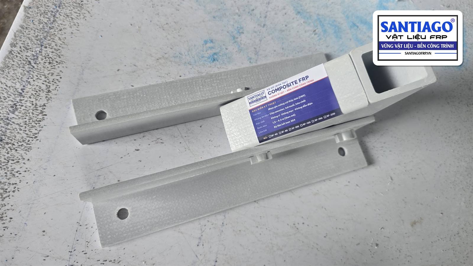 Bát góc FRP khoan lỗ và đoạn xà gồ hộp composite dùng để liên kết vào kèo