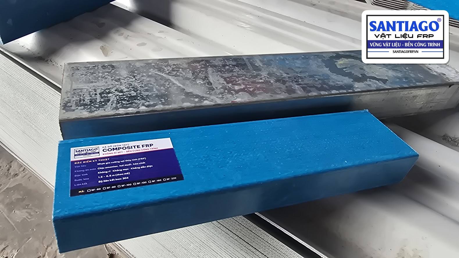 Xà gồ hộp thép bề mặt đã rỉ loang và xà gồ composite màu xanh