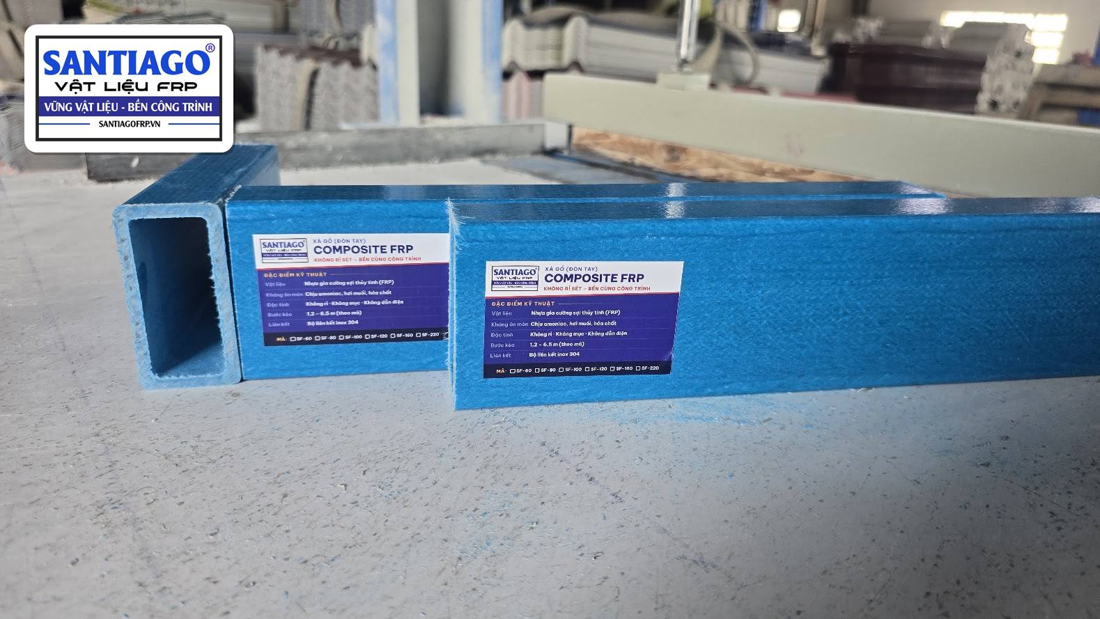 Xà gồ composite SF-60 màu xanh, hộp 60 × 30 mm, có nhãn Santiago FRP