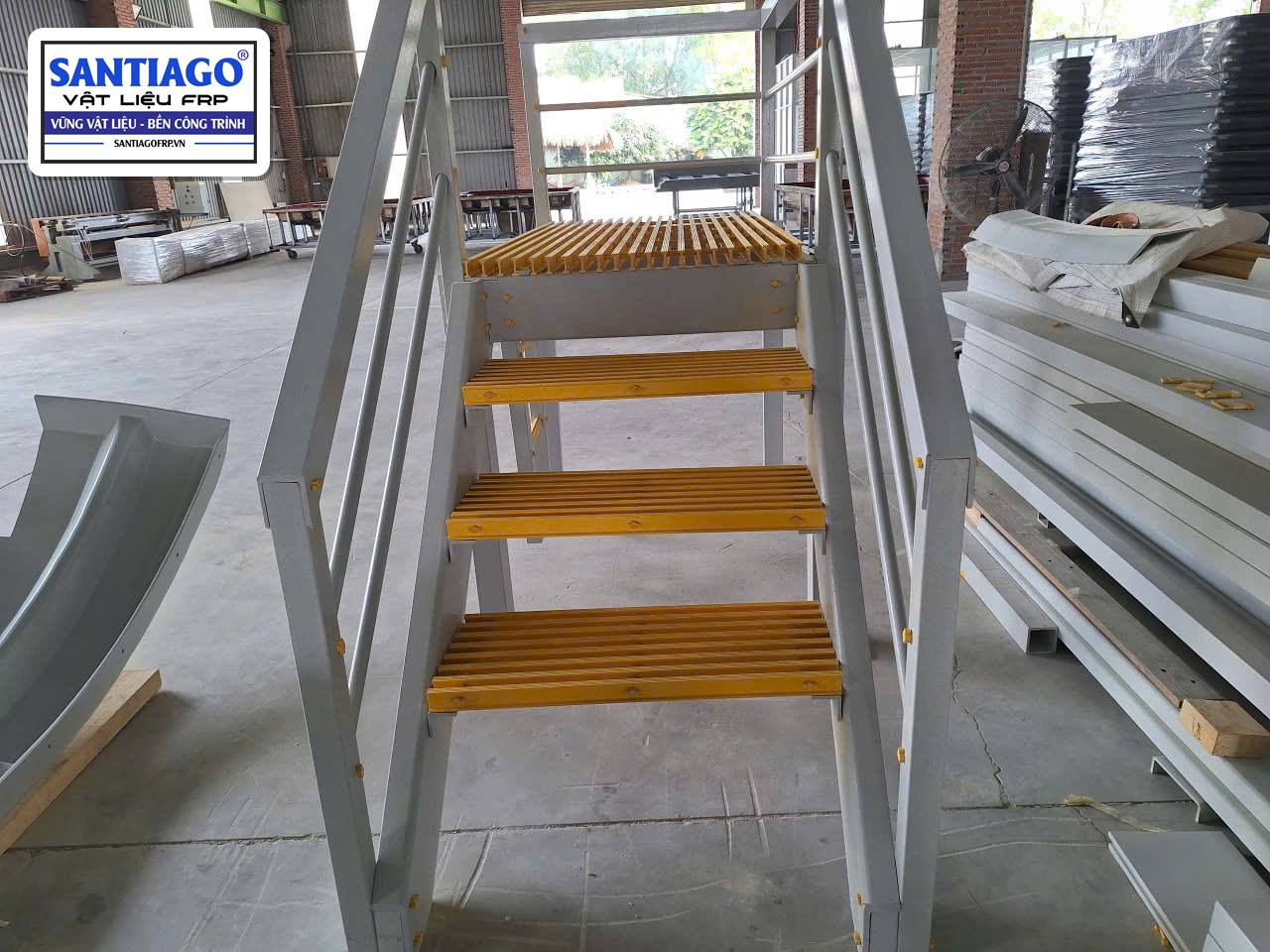 Bậc thang grating FRP vàng