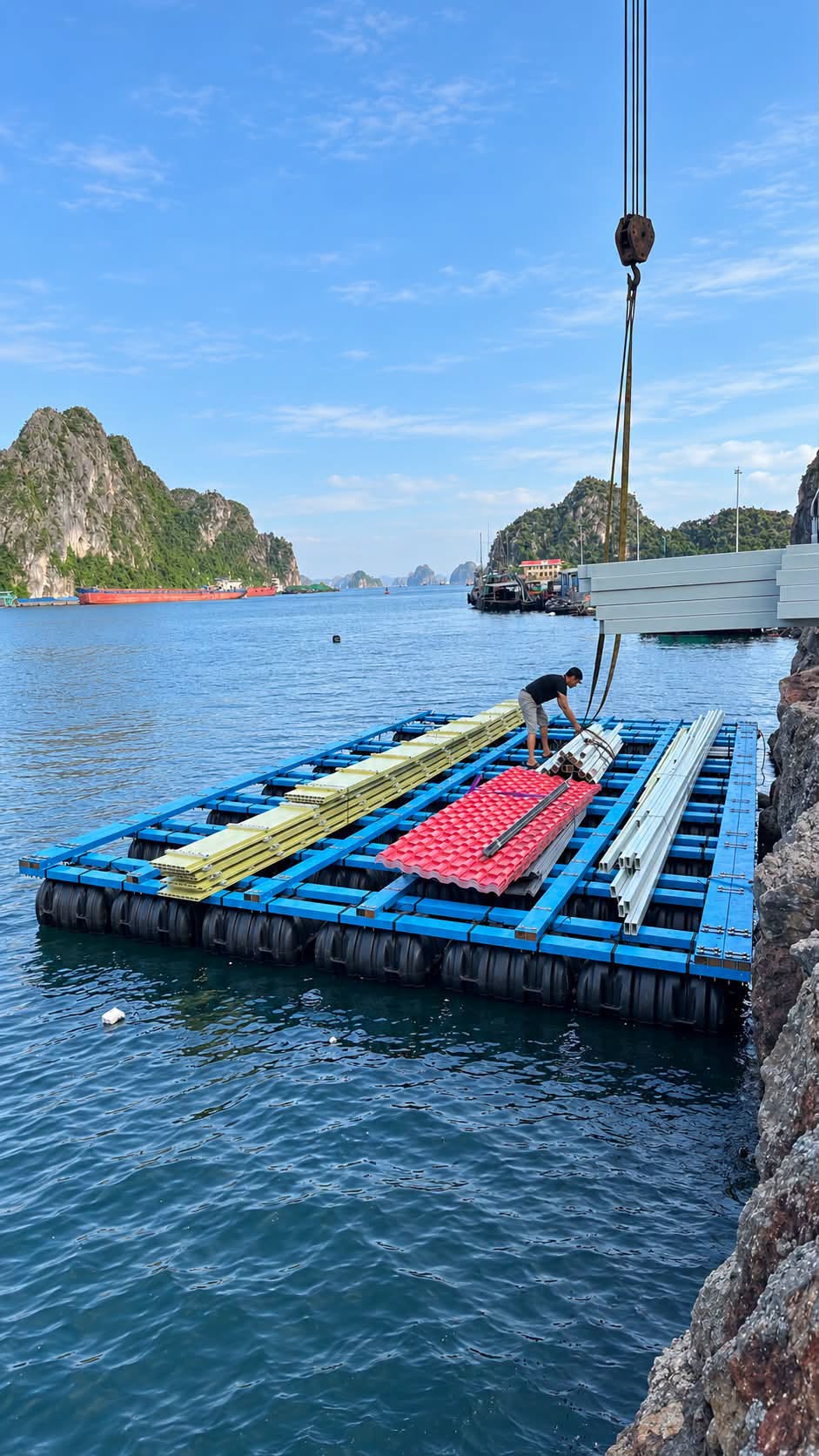 Cẩu thanh composite lên bè phao xanh trong vịnh
