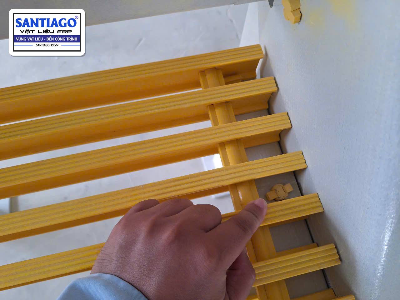 Cận cảnh thanh grating FRP vàng