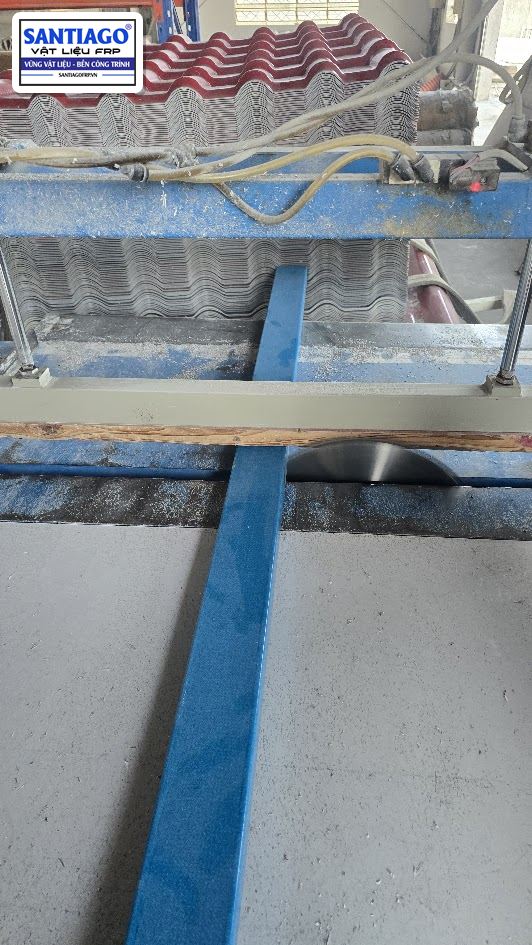 Cắt thanh xà gồ composite màu xanh theo chiều dài bằng máy cắt