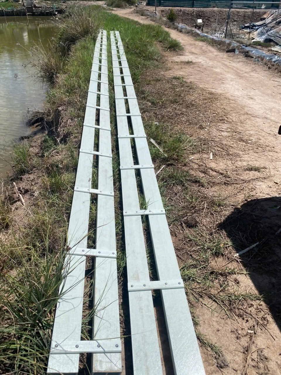 Cầu đi composite bờ ao đất