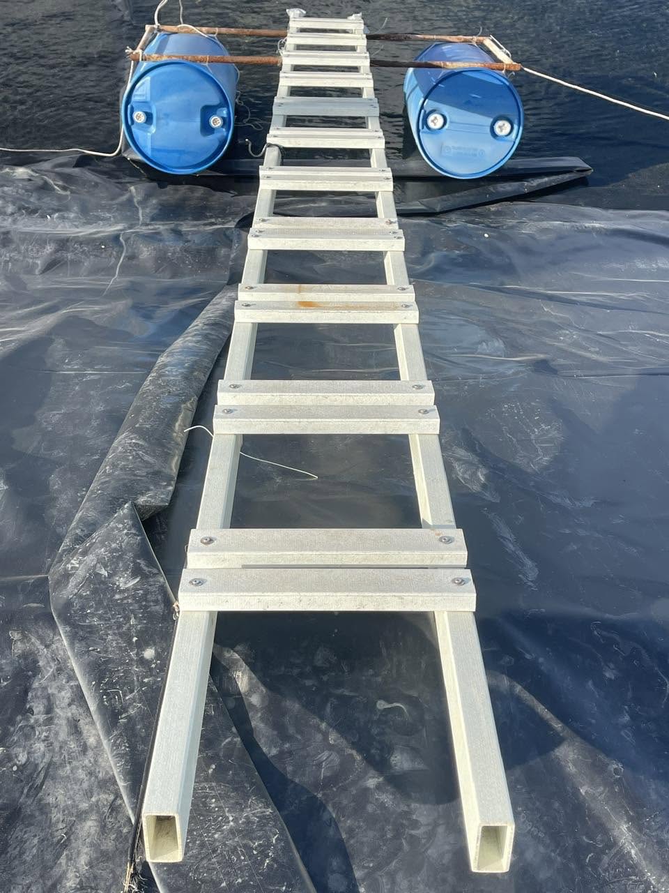 Cầu nhá composite trên phao xanh trong ao lót bạt