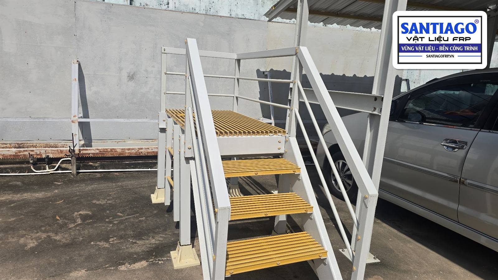 Cầu thang FRP bậc grating cạnh xe