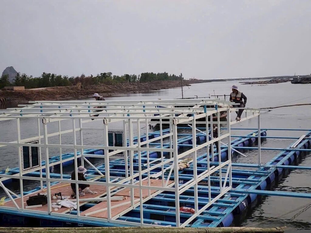 Khung chòi composite đang dựng trên bè cá ven biển