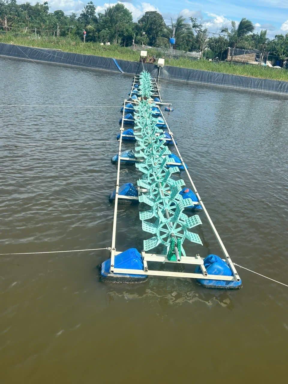 Giàn quạt nước ao tôm xanh composite