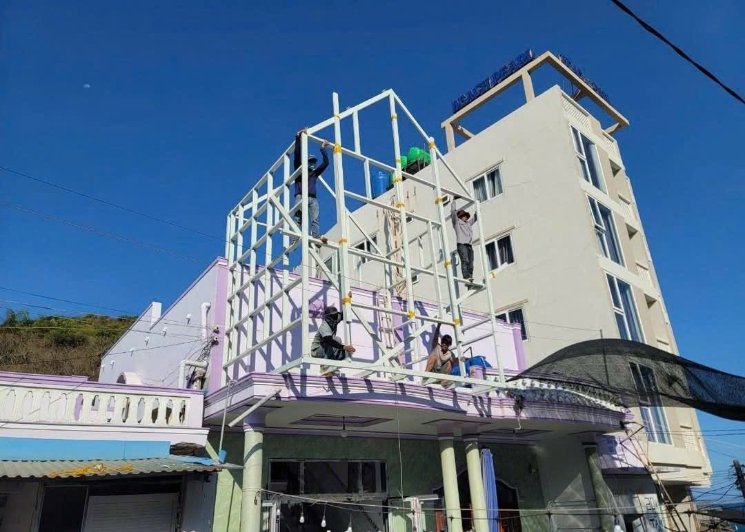 Khung composite lắp trên sân thượng nhà nhiều tầng
