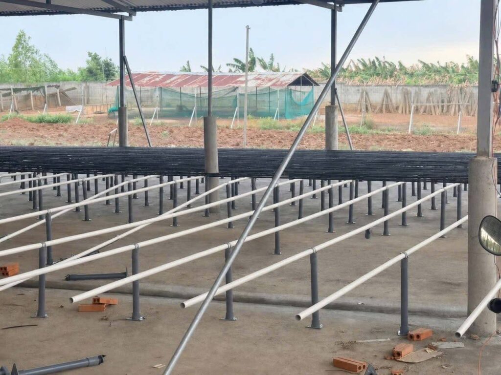 Khung giàn composite nhà màng đang lắp