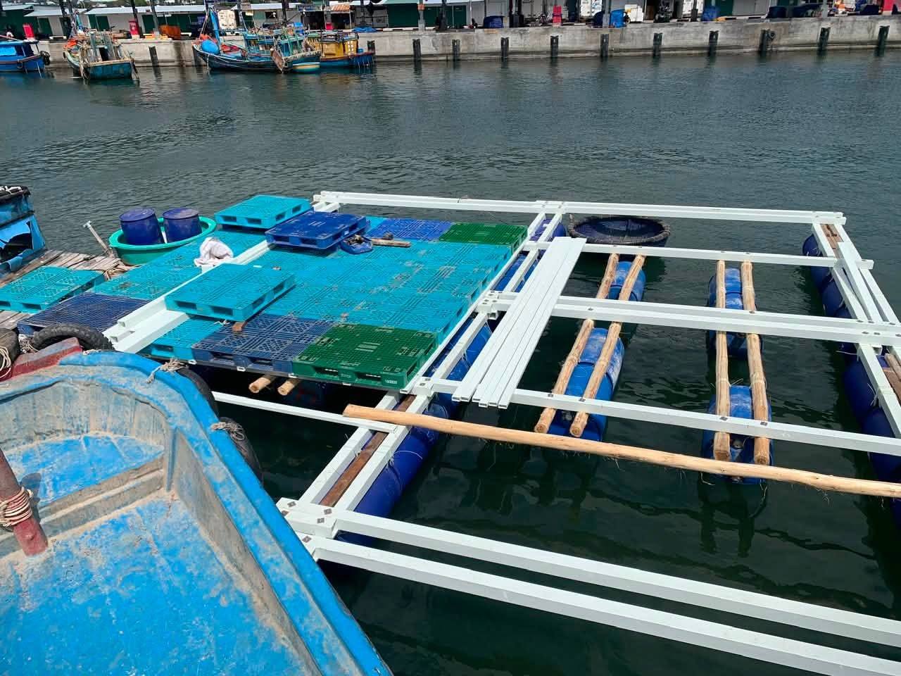 Khung lồng bè composite cạnh thuyền