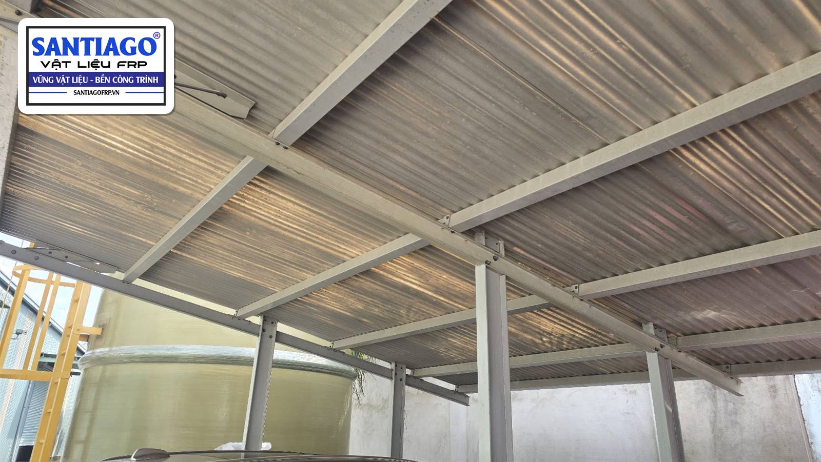Khung mái che xà gồ composite và cầu thang