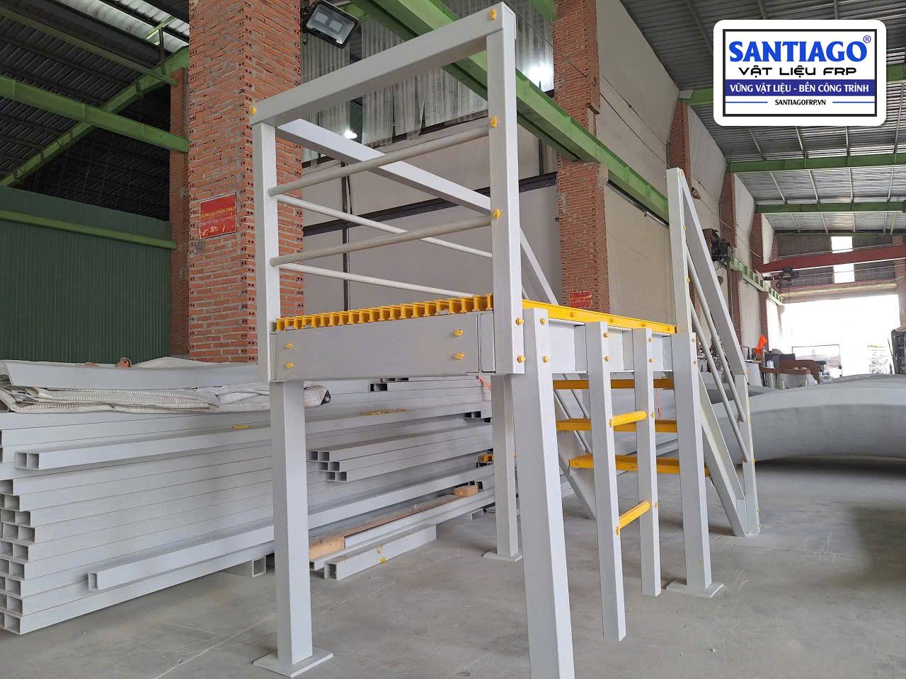 Khung sàn thao tác FRP trong xưởng