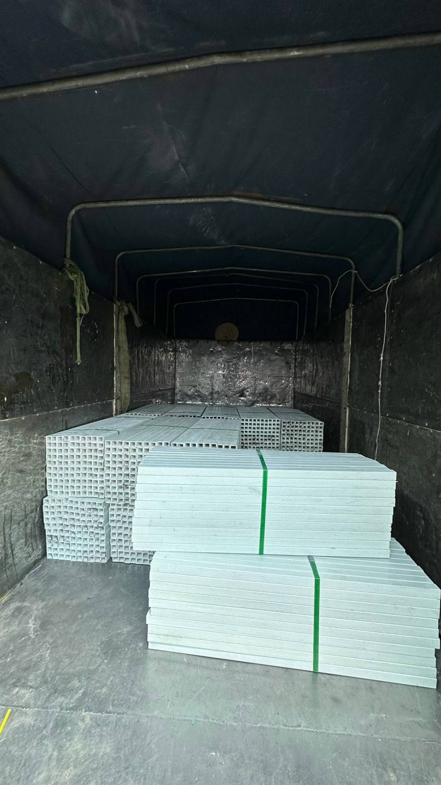 Kiện thanh composite bọc màng trong xe