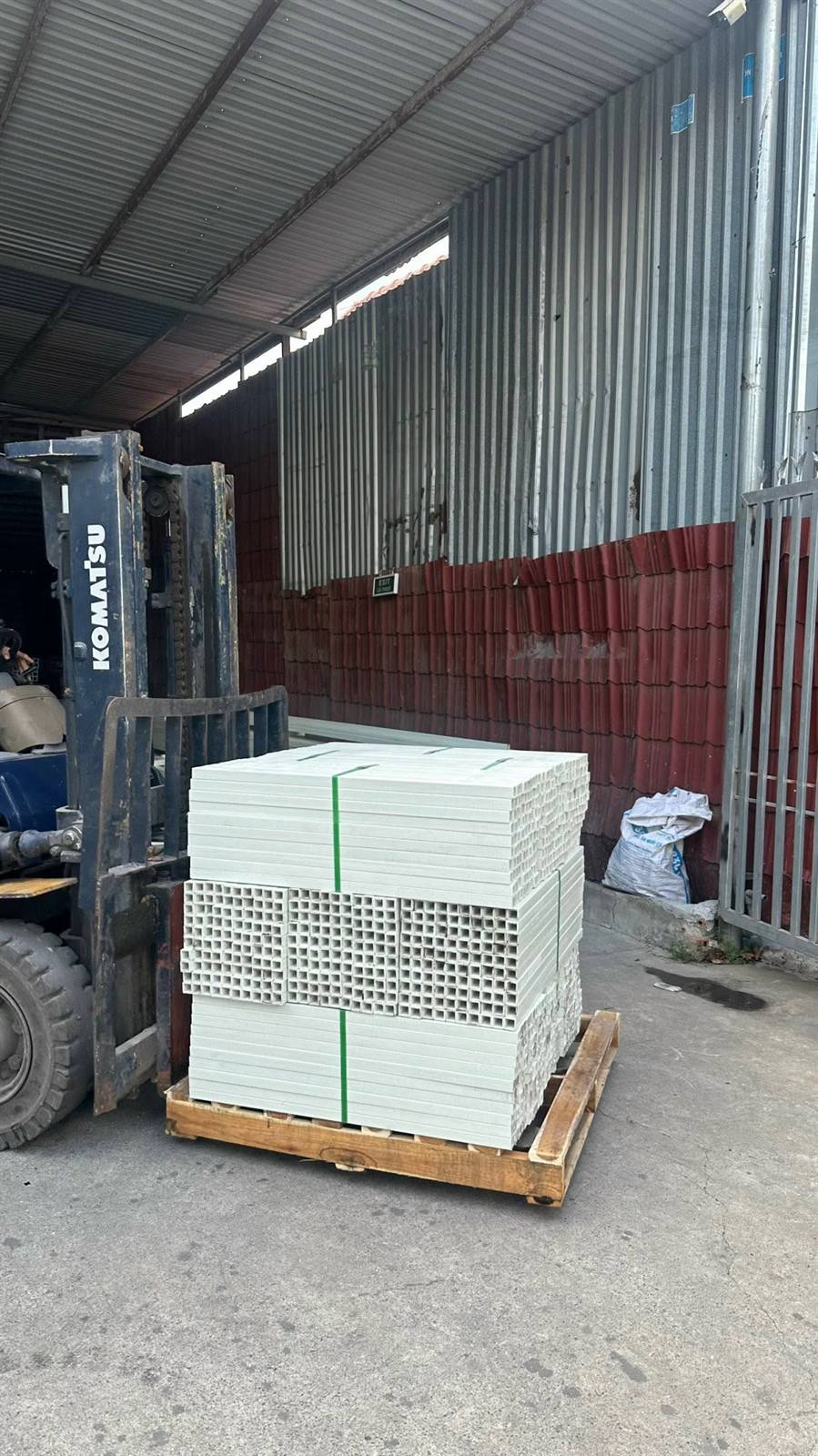 Kiện thanh composite trên pallet