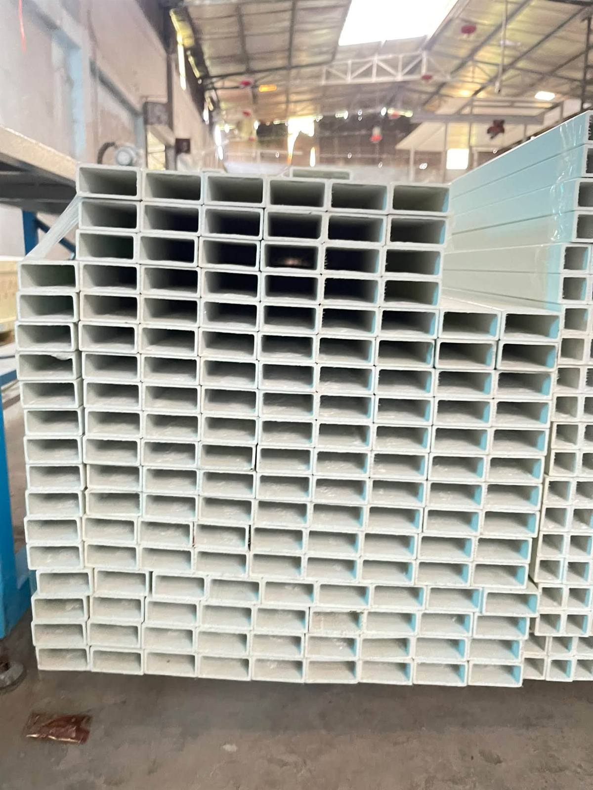 Kiện thanh hộp composite trong xưởng
