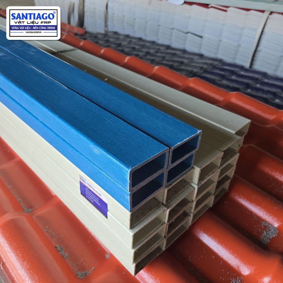 Xà gồ hộp 2 ngăn màu xanh đặt trên hàng xà gồ xám trong kho