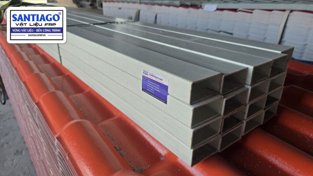 Đầu các cây xà gồ hộp 2 ngăn composite xám xếp chồng, có nhãn đặc điểm kỹ thuật