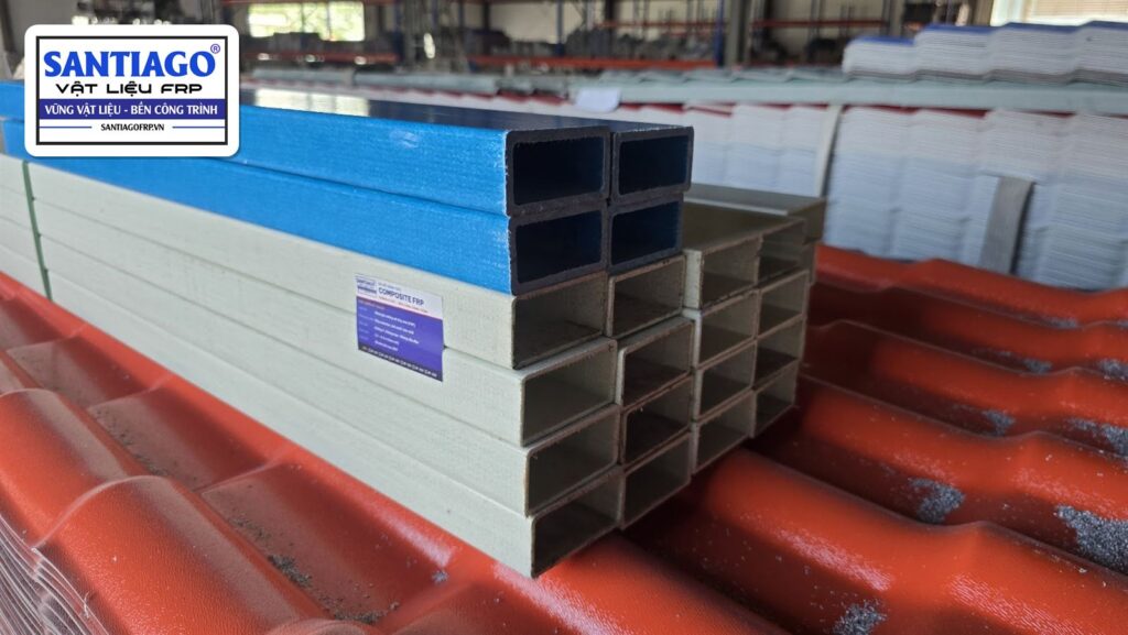 Chồng xà gồ hộp composite xanh và xám nhiều tầng trong kho