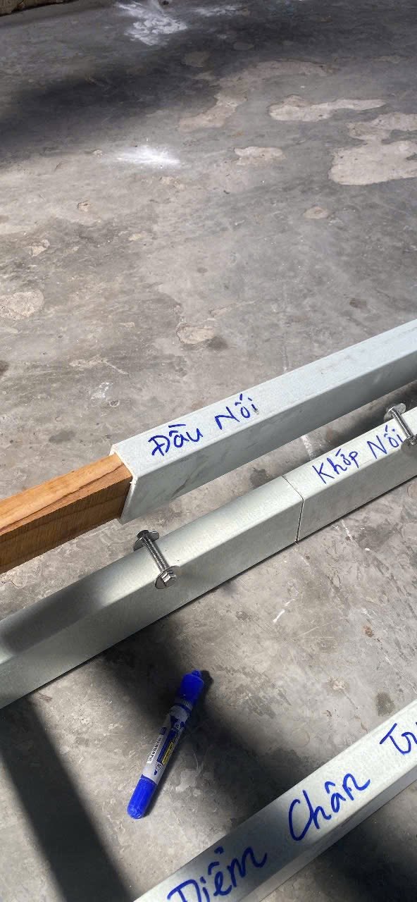 Lõi gỗ nhét vào đầu thanh composite ở chỗ nối