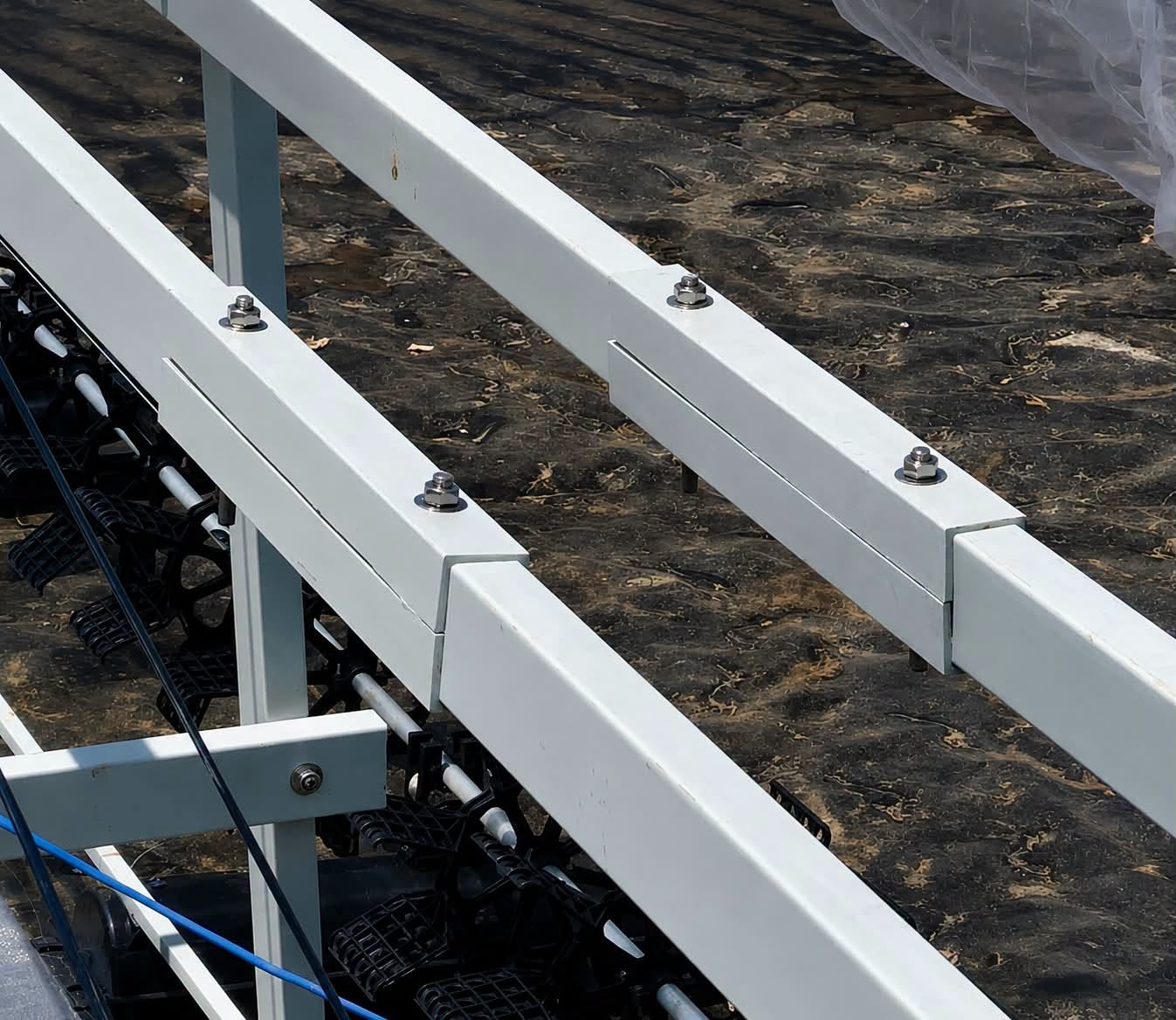 Hai thanh hộp composite nối bằng bu lông