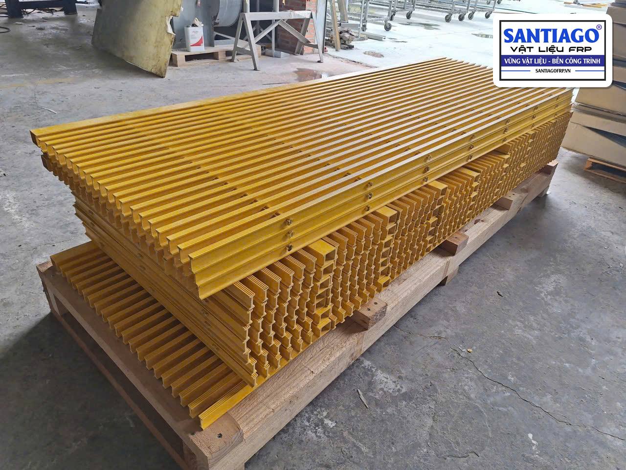 Sàn grating FRP vàng trên pallet