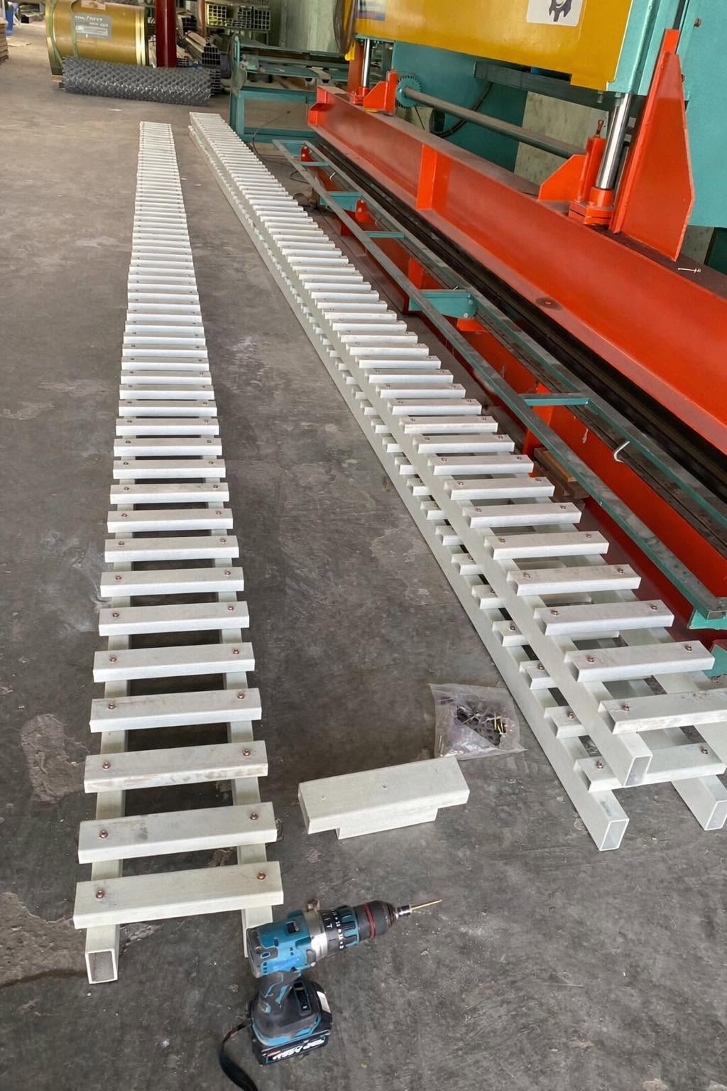 Hai đoạn thang cầu nhá composite đang lắp trong xưởng