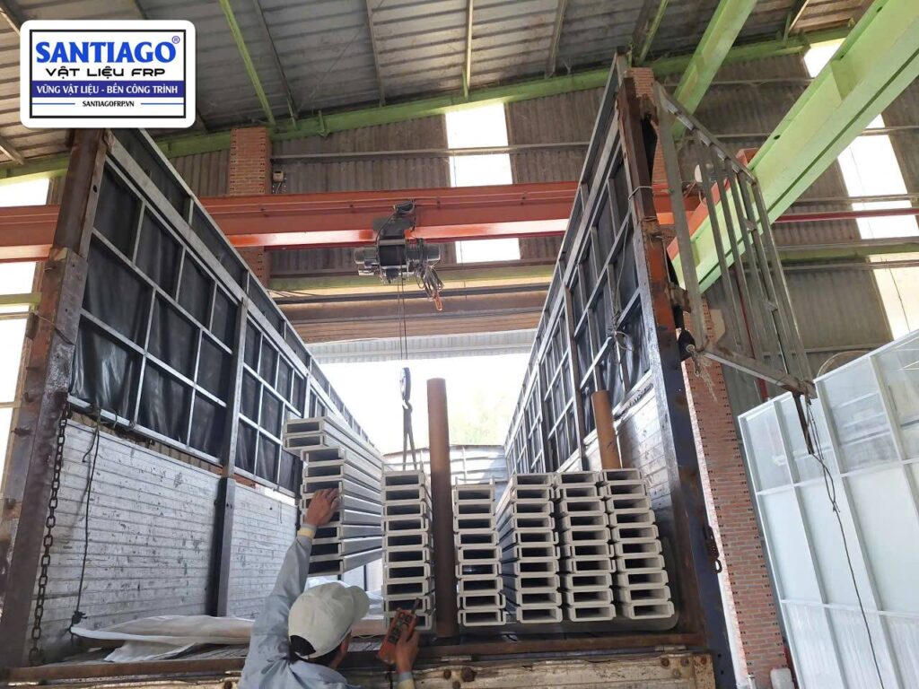 Thanh chữ C composite trong container