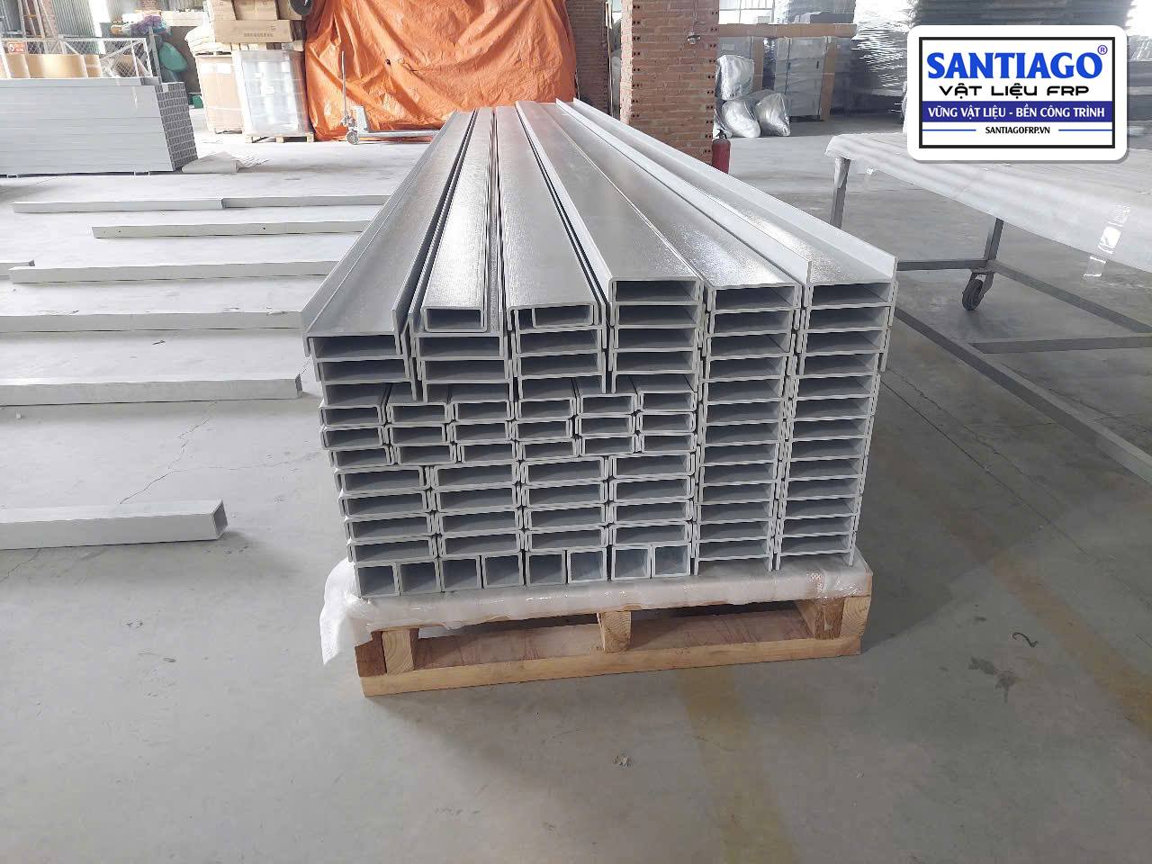 Thanh chữ C FRP trên pallet