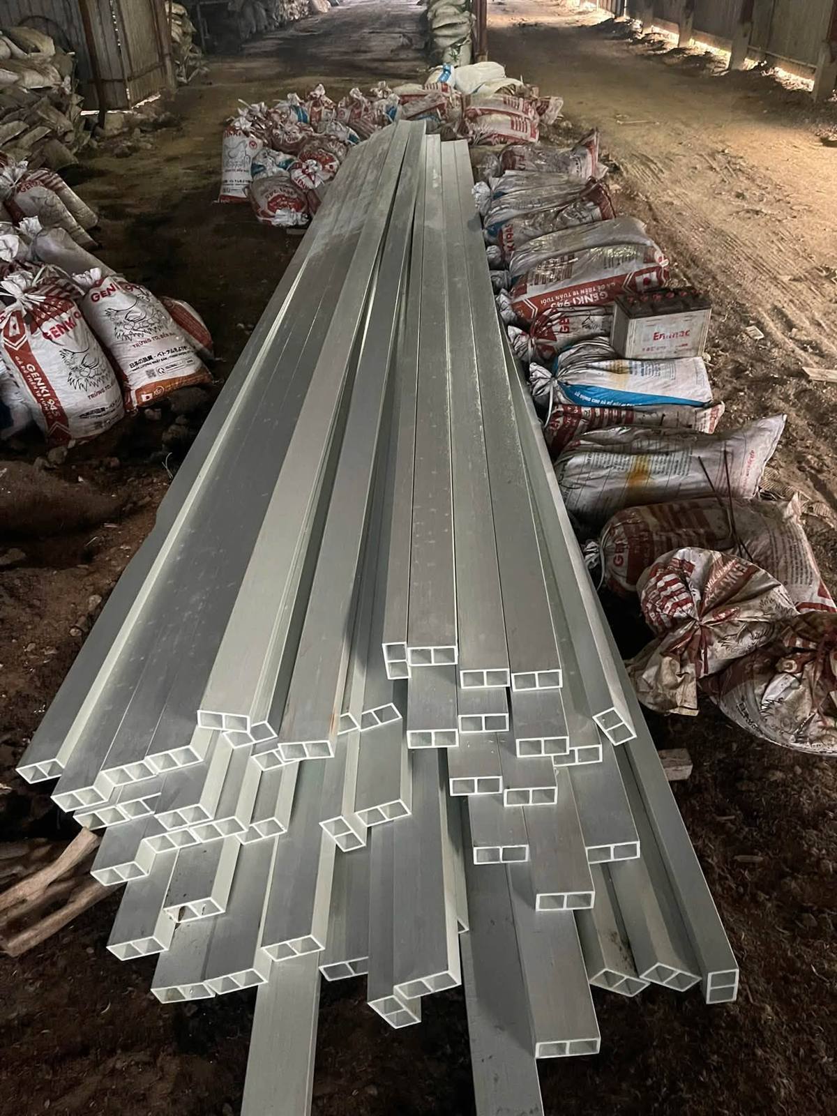 Thanh composite chữ C xếp trong kho