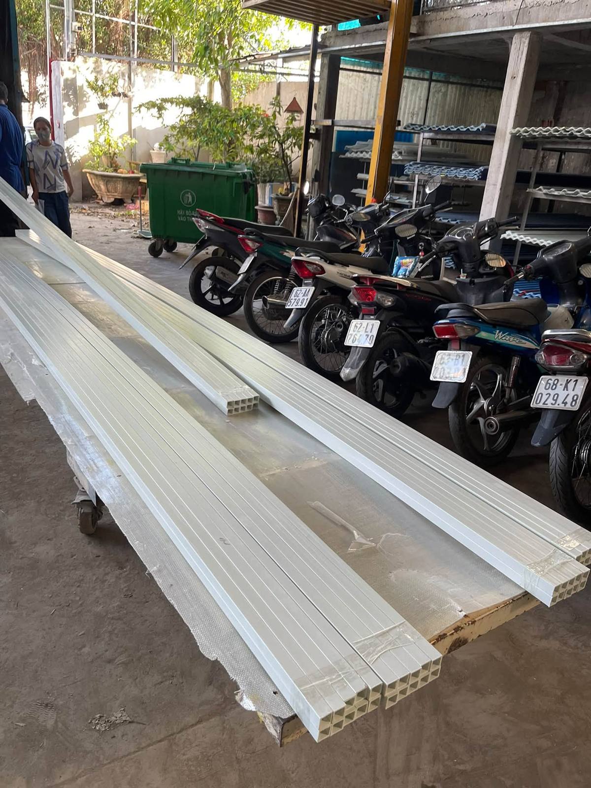 Thanh composite dài trên nền