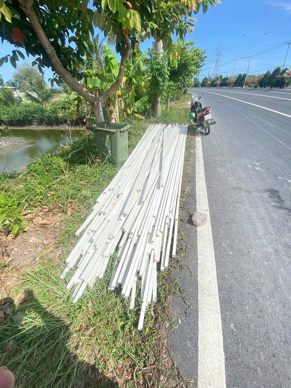 Thanh composite tập kết lề đường