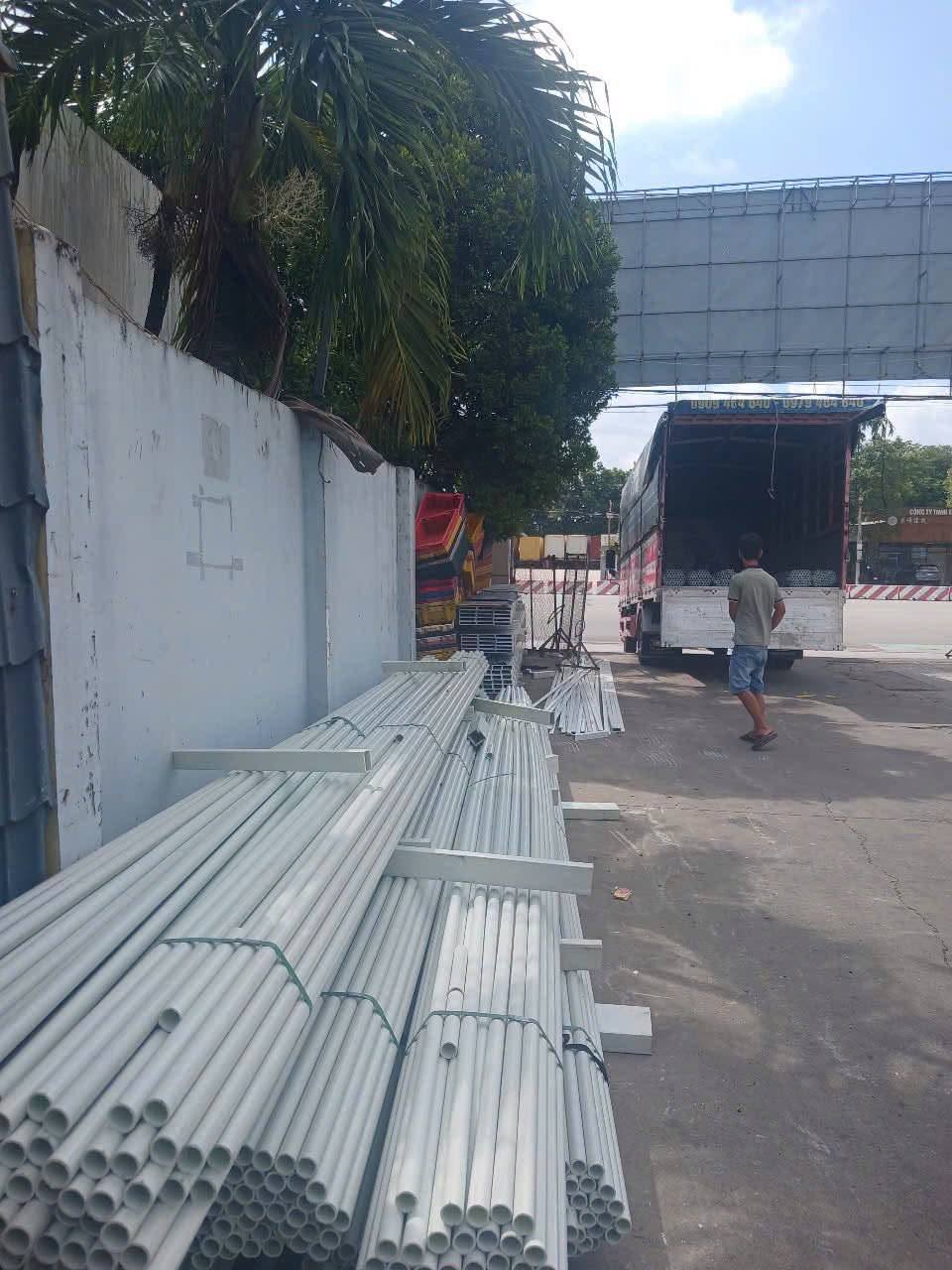 Thanh composite tập kết ven tường