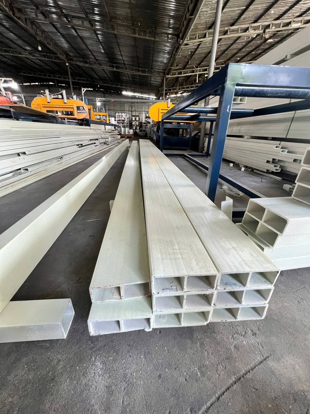 Thanh hộp composite dài trên nền xưởng