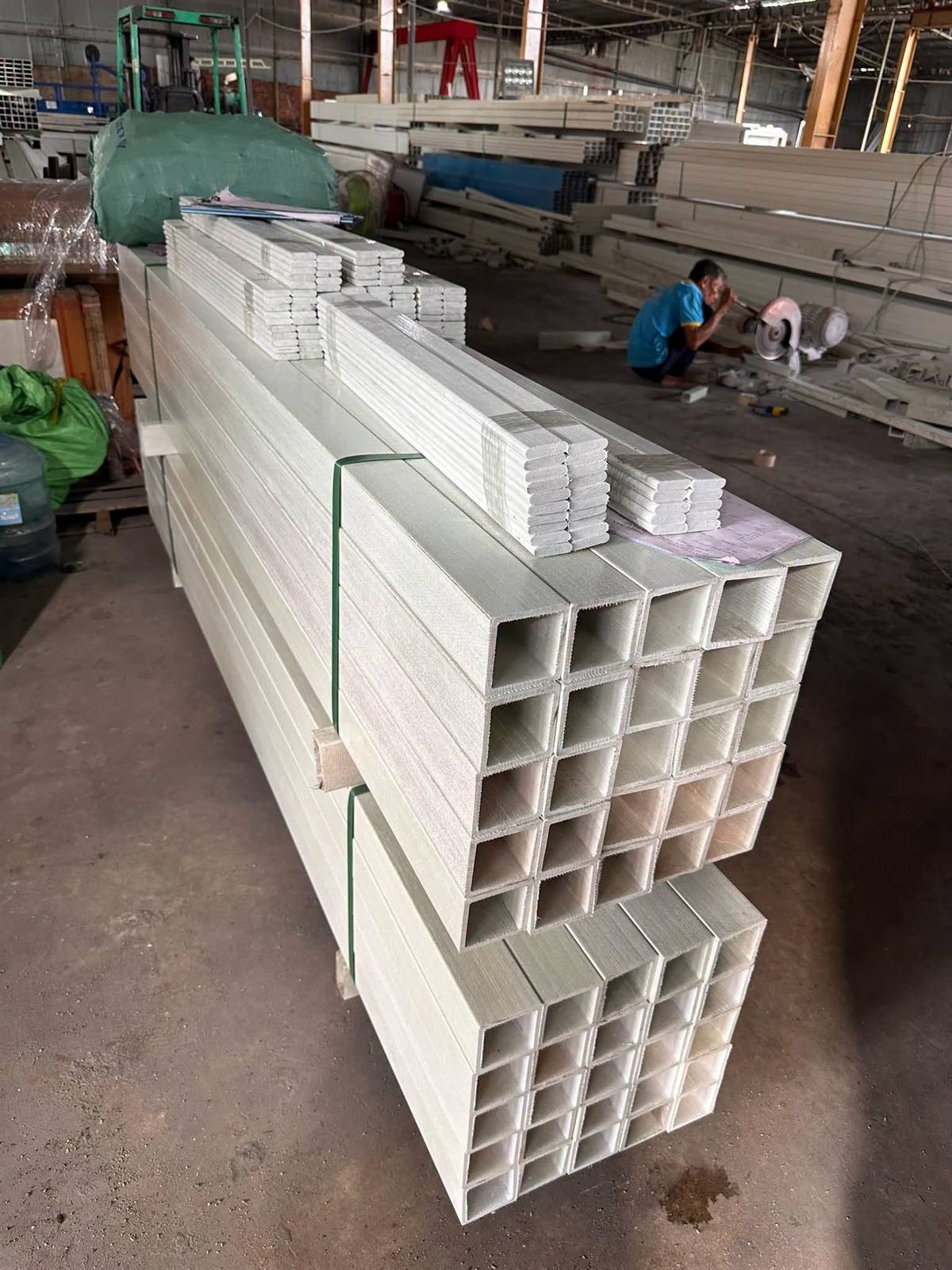 Thanh hộp composite lớn xếp kho