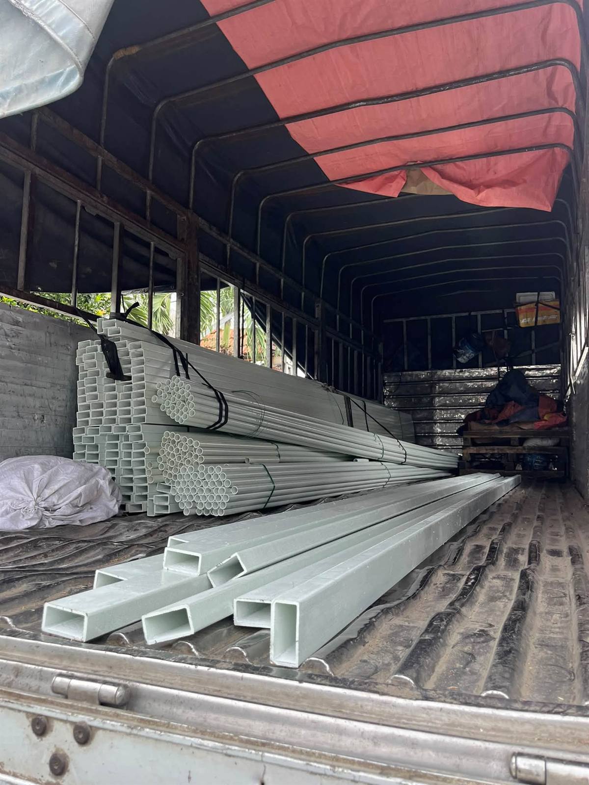 Thanh hộp composite trên sàn xe